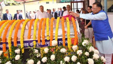 Pay Tribute: Chief Minister Vishnu Dev Sai paid tribute to late Nandkumar Baghel by offering flowers on his mortal remains.